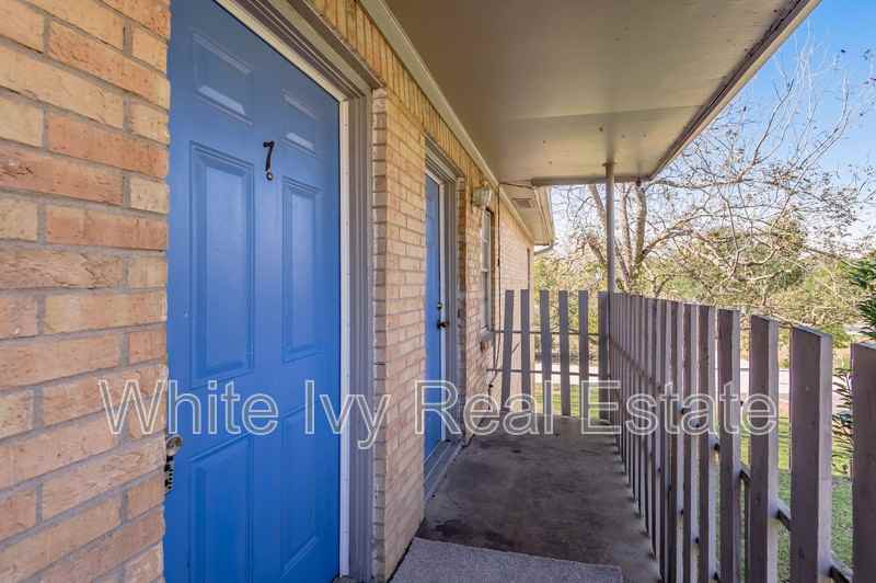 525 12th St - Photo 2 of 10