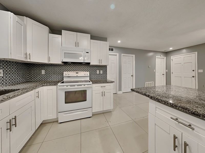 6099 Colchester Avenue - Photo 6 of 21