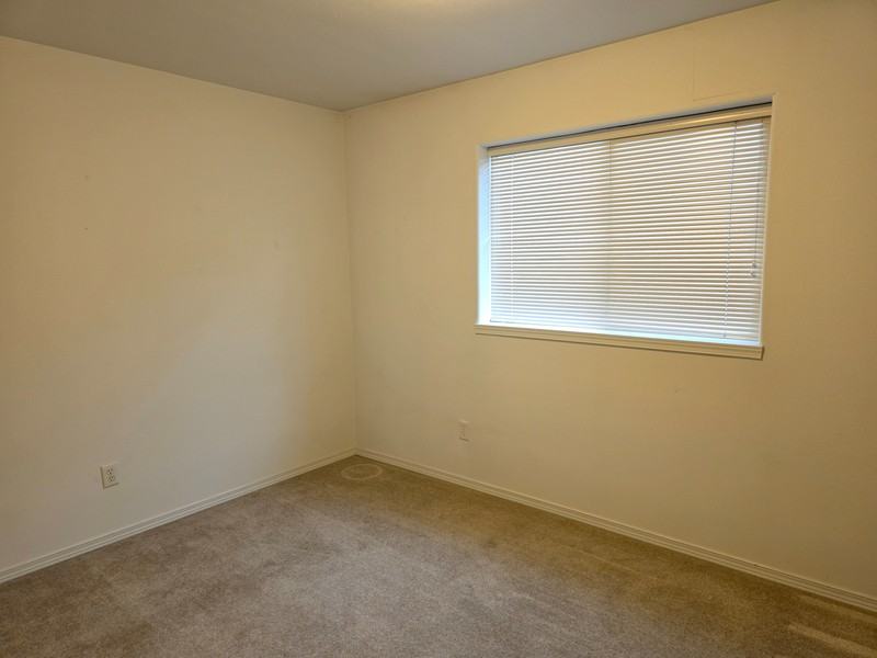 931 Northeast Hidden Valley Drive - Photo 7 of 12