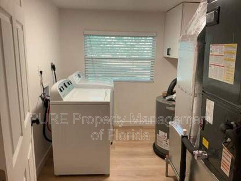 940 Ne 36th St - Photo 6 of 20