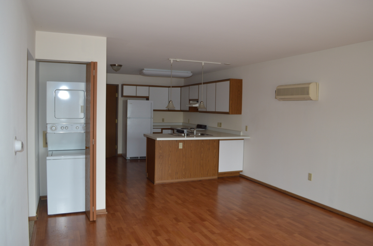 404 E Wilson St - Photo 2 of 17