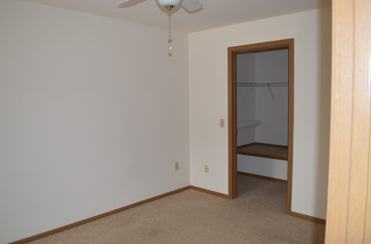 404 E Wilson St - Photo 4 of 17