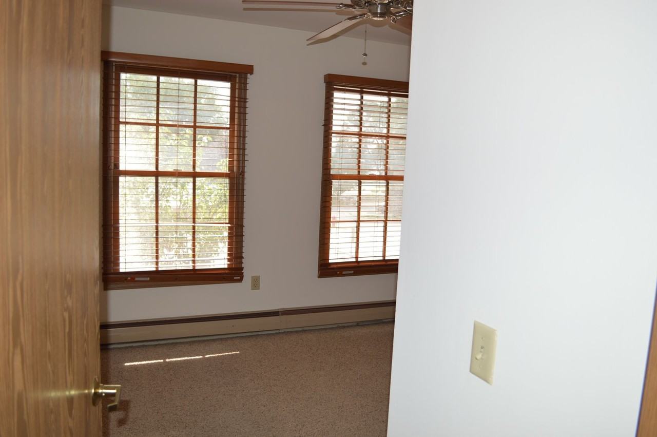 404 E Wilson St - Photo 6 of 17