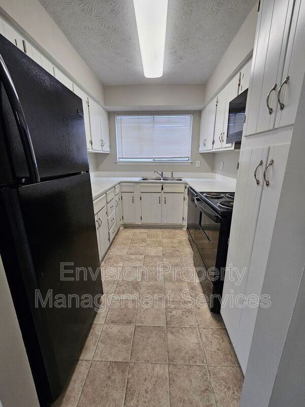 8577 Pineview Ln - Photo 7 of 30