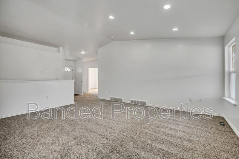 2052 Jenny Lane - Photo 7 of 22