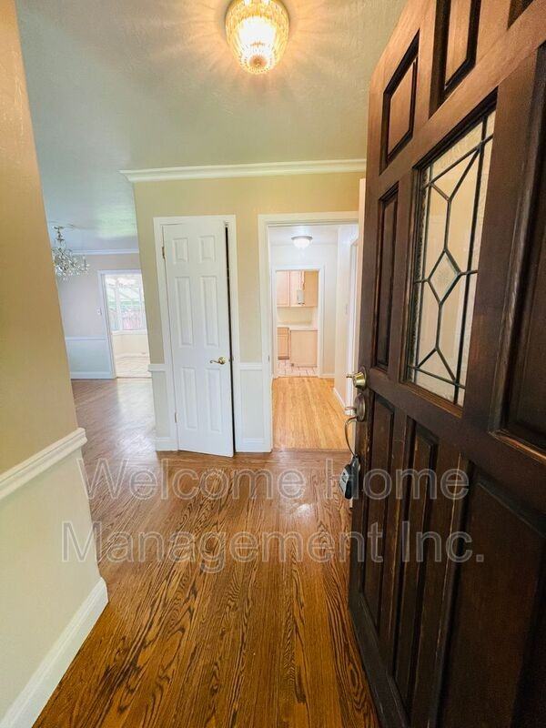 2561 Olympic Boulevard - Photo 4 of 48