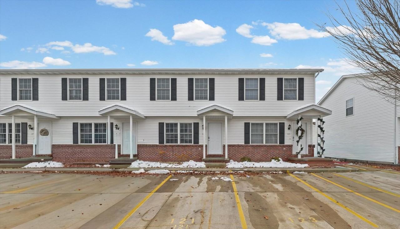 121 Crossing Drive - Photo 2 of 21