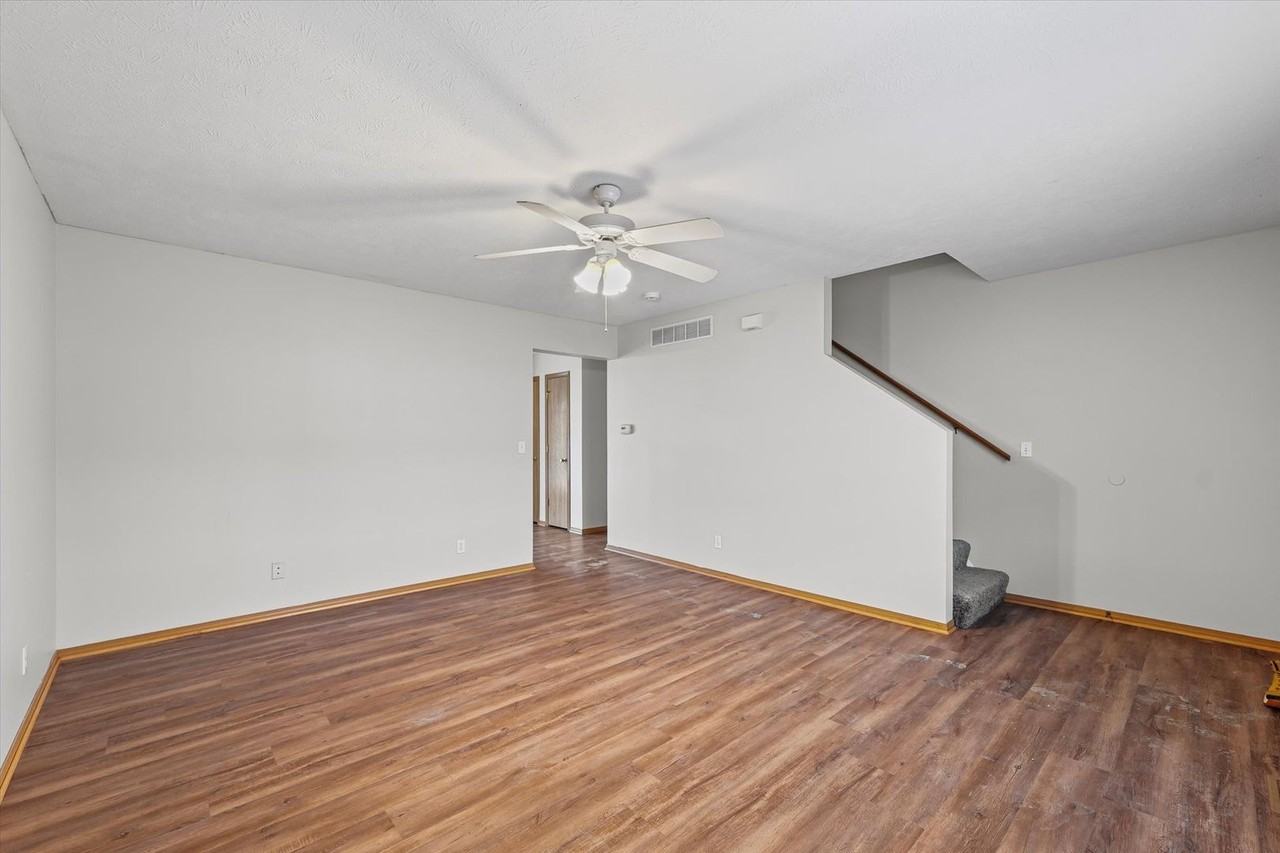 121 Crossing Drive - Photo 4 of 21