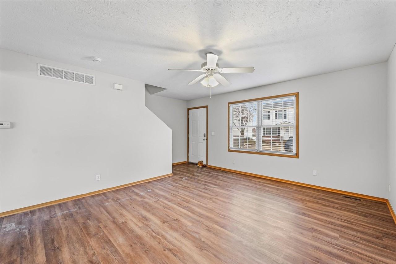 121 Crossing Drive - Photo 5 of 21