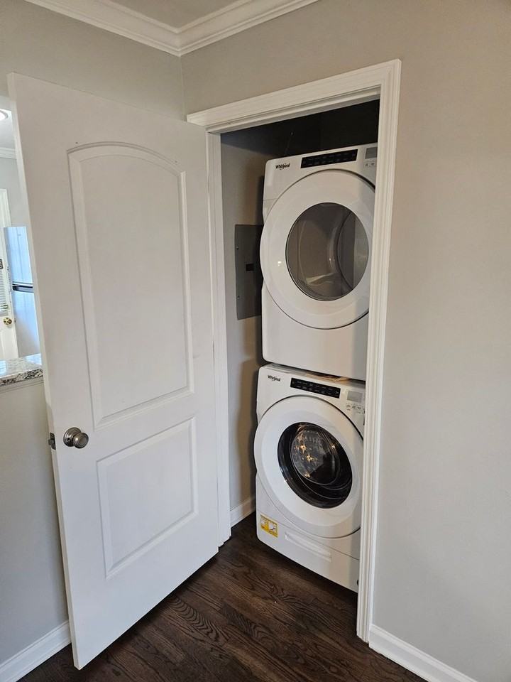 Renovated 1 and 2 Bedroom Virginia Highlands Apartments - Photo 3 of 13