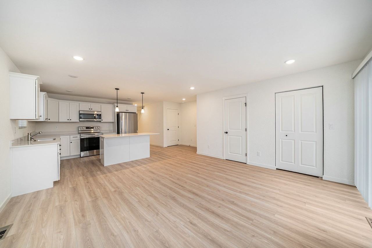 109 109 Iris Court - Photo 4 of 23