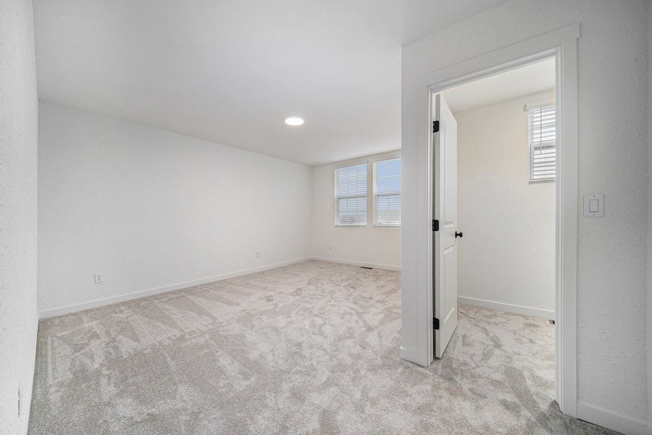 109 109 Iris Court - Photo 5 of 23