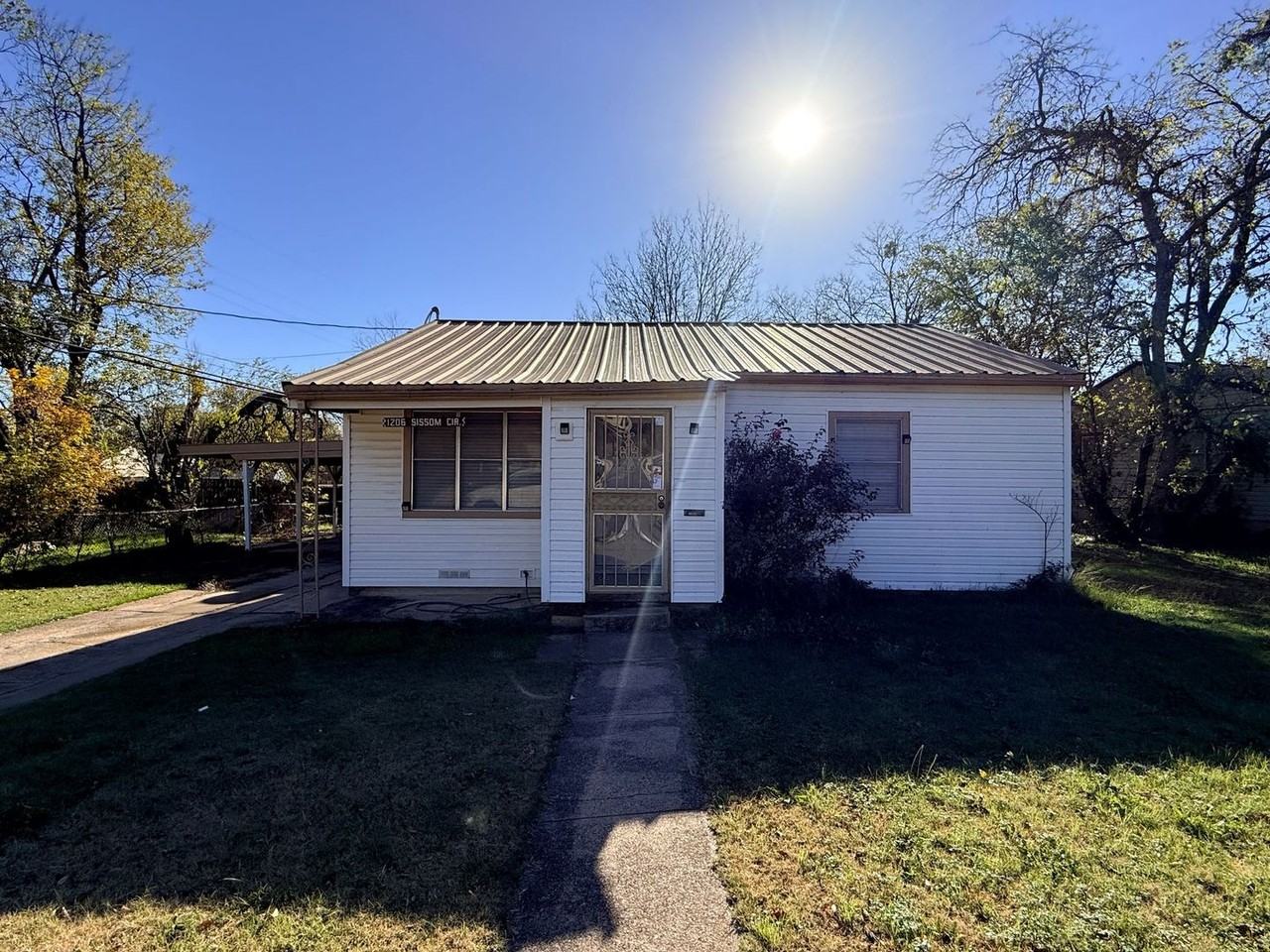 1206 Sissom Ct - Photo 2 of 24