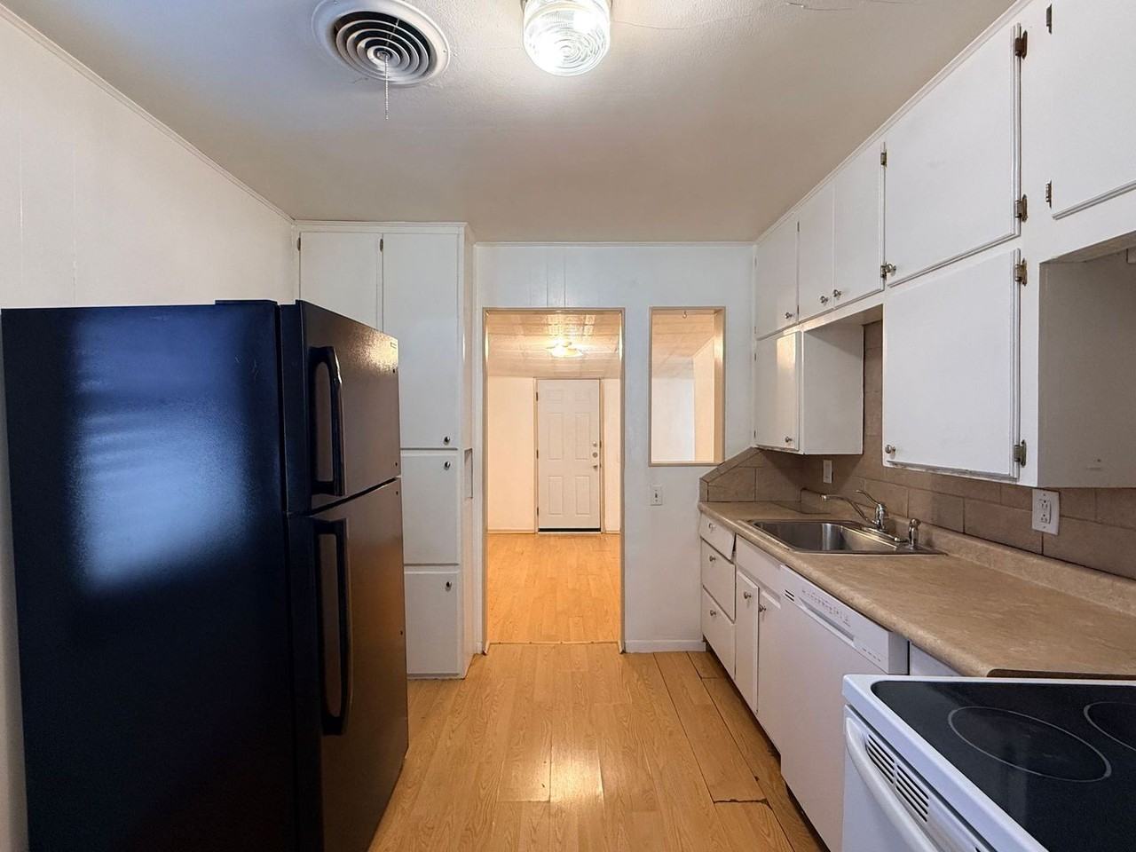 1206 Sissom Ct - Photo 3 of 24