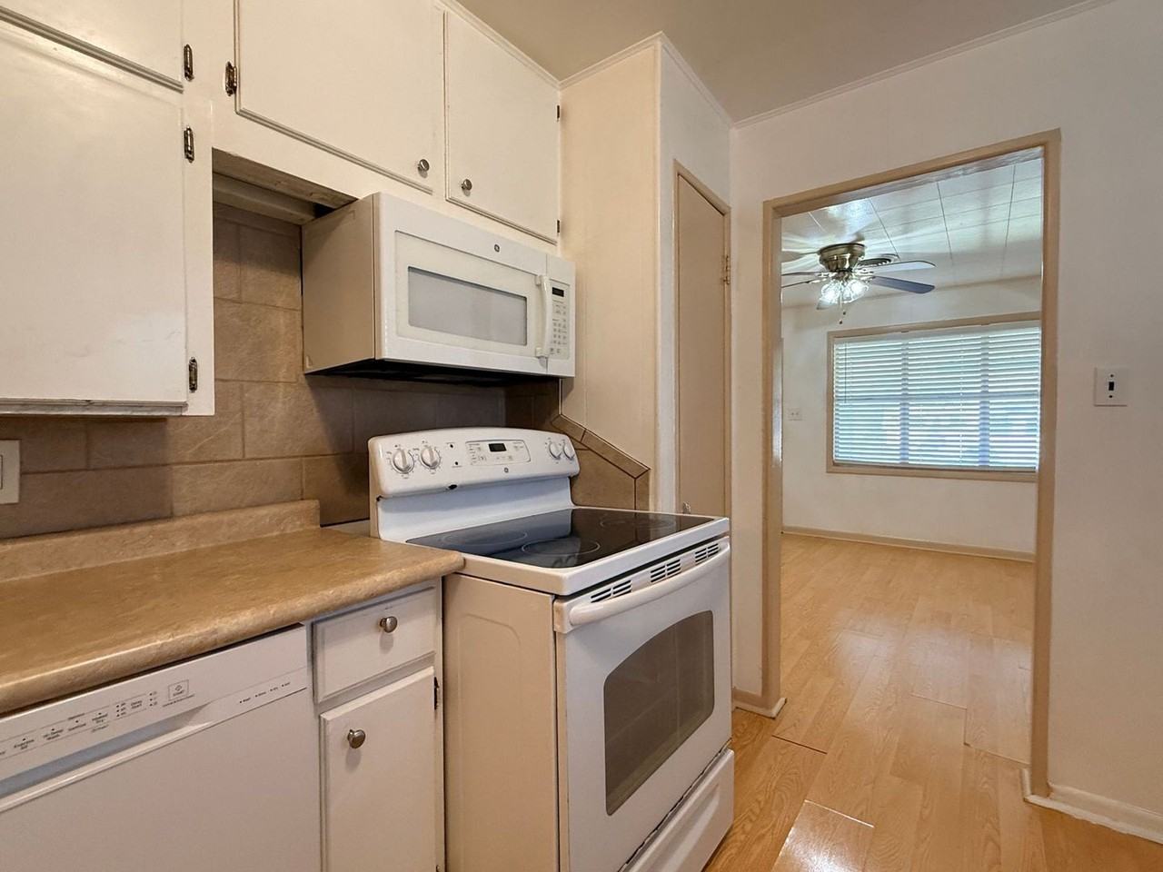 1206 Sissom Ct - Photo 4 of 24