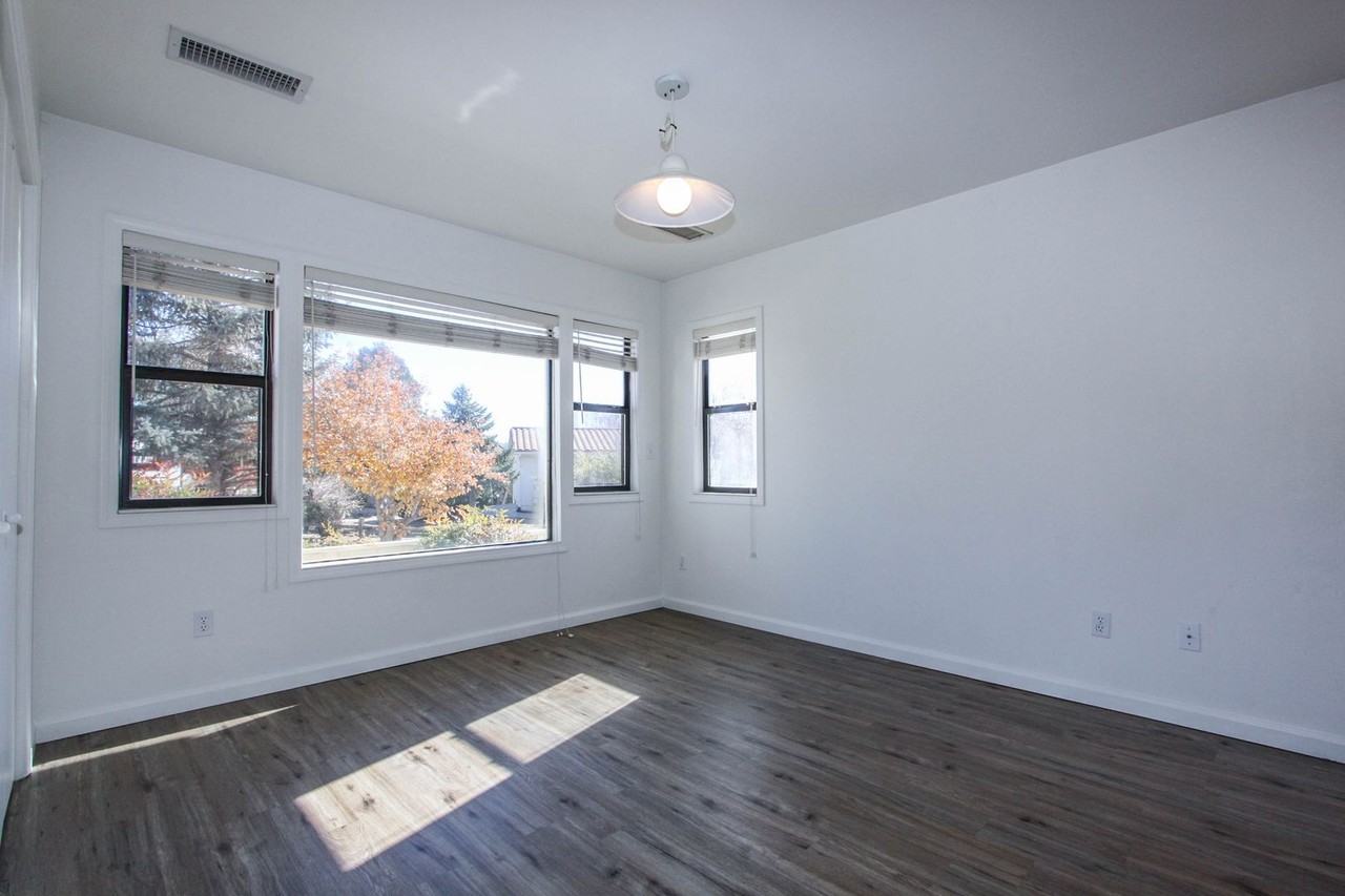 1840 Oriental Ave - Photo 4 of 16