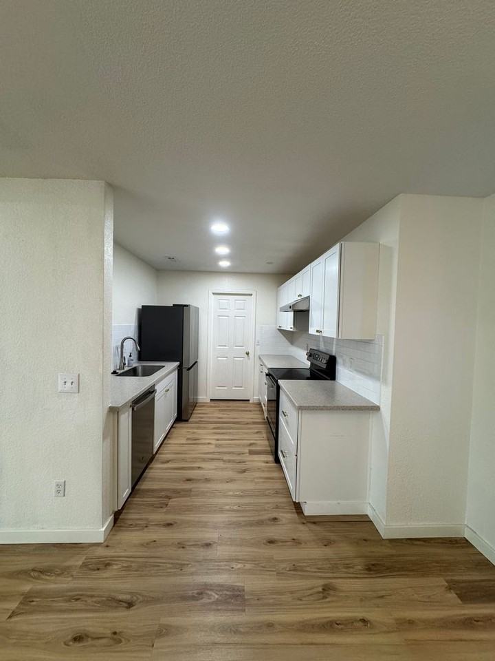 1402 Se 22nd St - Photo 3 of 11