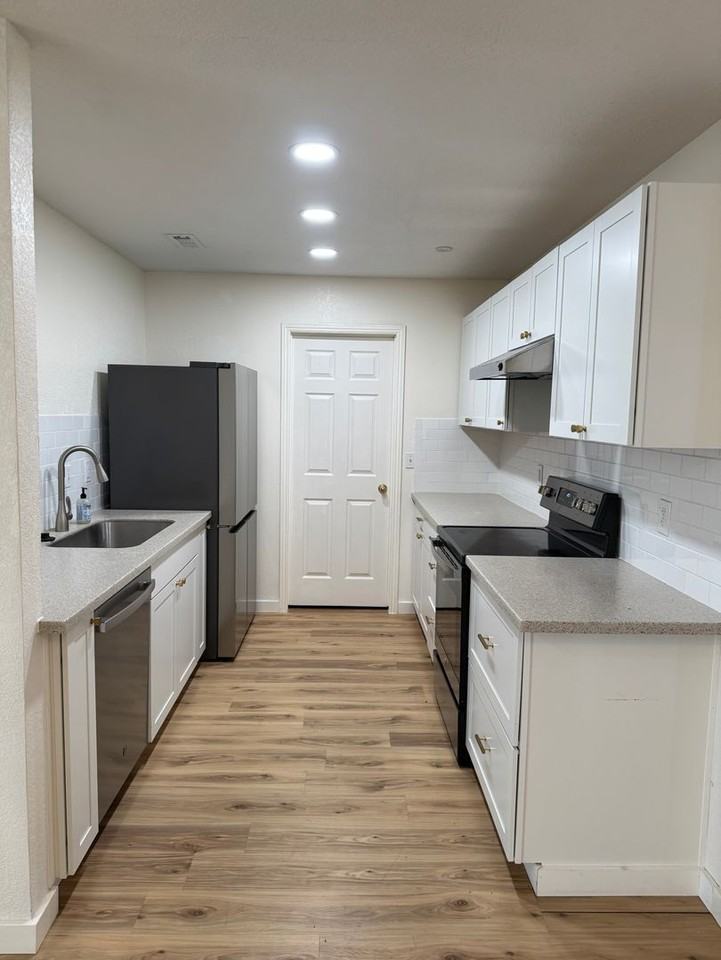 1402 Se 22nd St - Photo 4 of 11