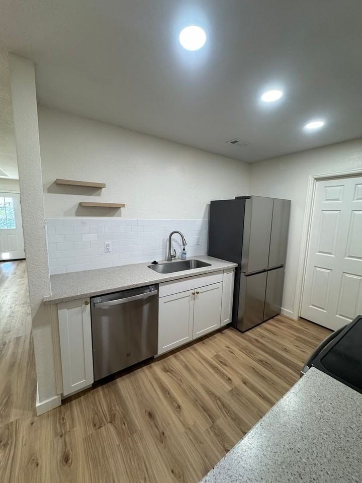 1402 Se 22nd St - Photo 5 of 11