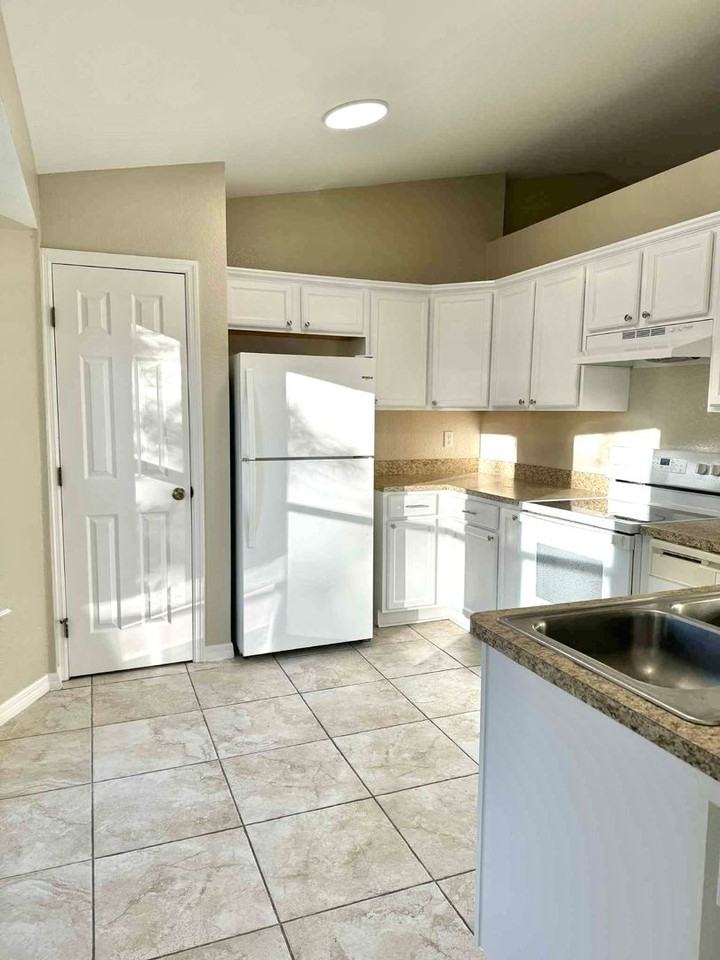 6682 Hemlock Rd - Photo 3 of 15