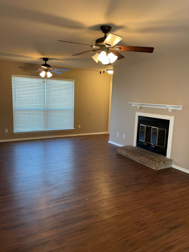 Azalea Court Duplexes - Photo 2 of 8