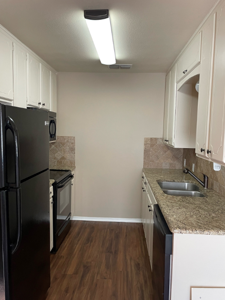 Azalea Court Duplexes - Photo 3 of 8