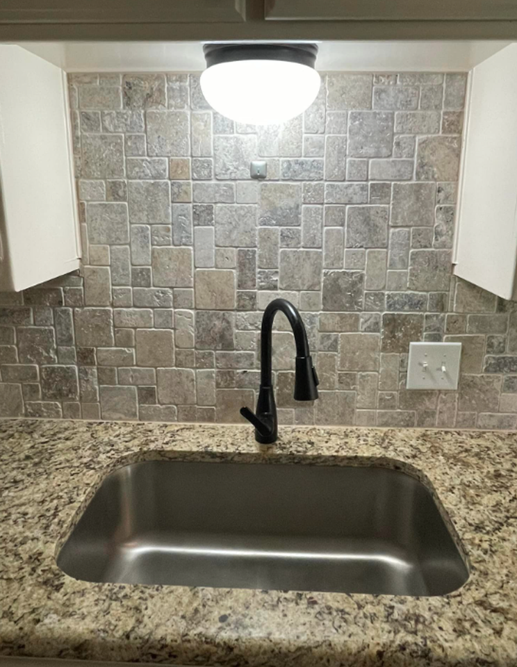 Azalea Court Duplexes - Photo 4 of 8