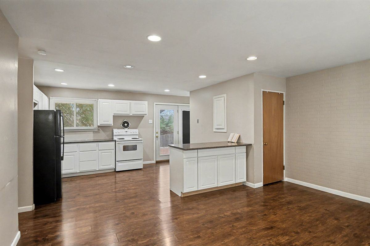 1040 Bluefield Drive - Photo 3 of 9