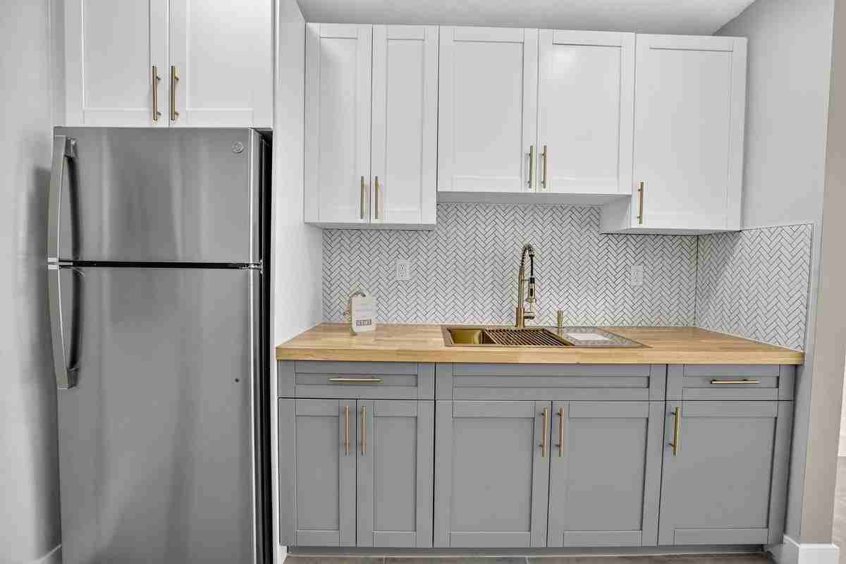 642 Sw 11th St - Photo 3 of 9