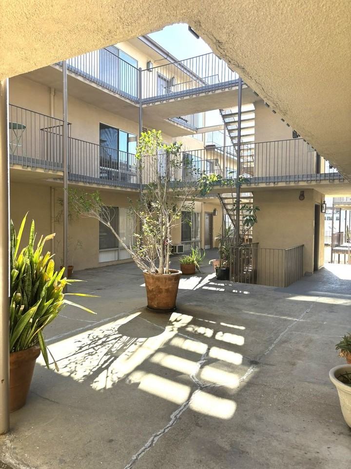 1134-40 N. Clark St- Sunset Terrace Apartments - Photo 6 of 14