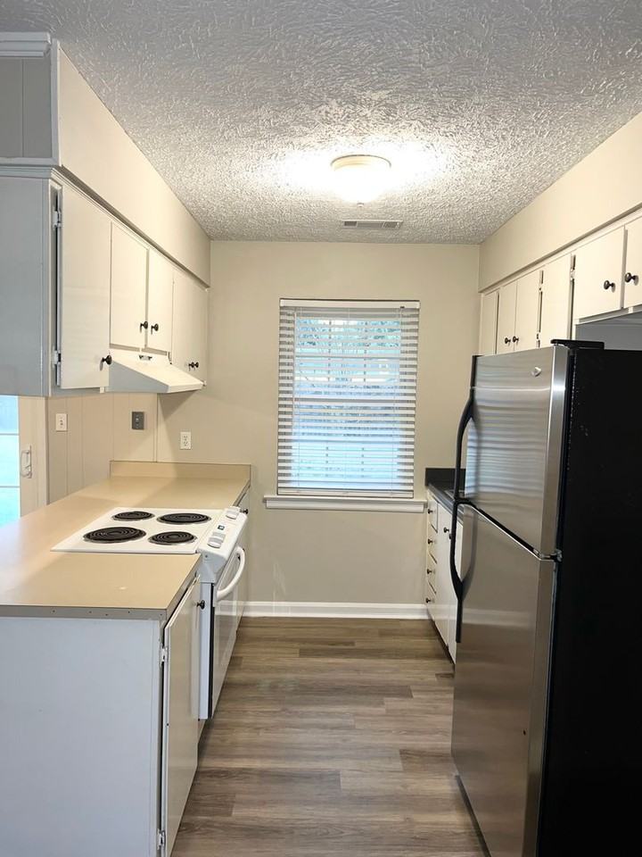 20 Port Royal Drive - Photo 3 of 17