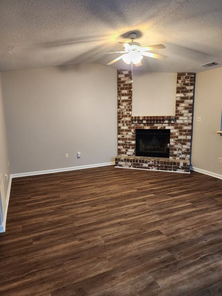 1211 King George Blvd - Photo 3 of 18