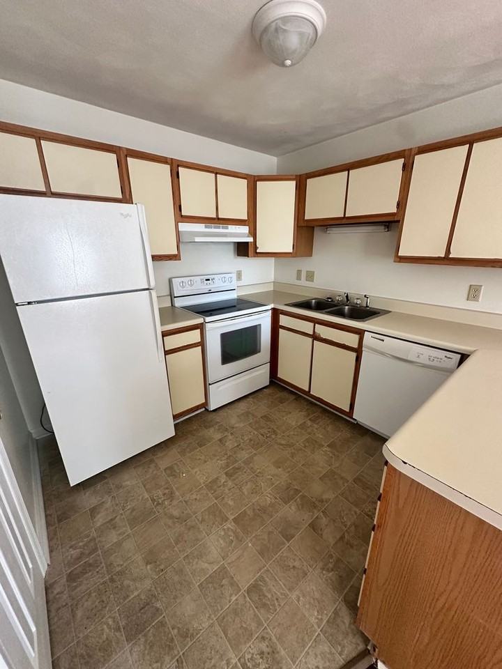 818 Patrick Henry Drive - Photo 6 of 21