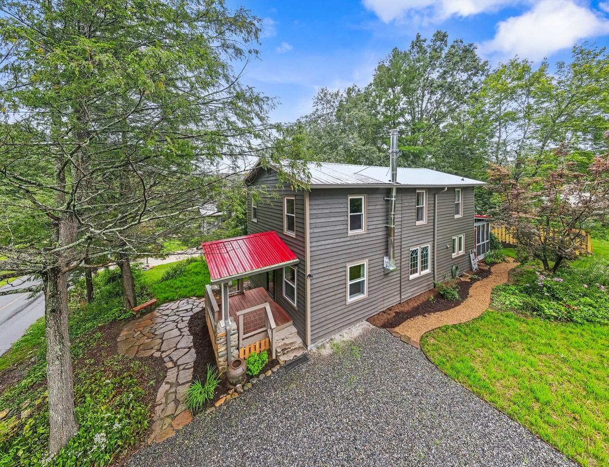 102 4th Street - Photo 4 of 38