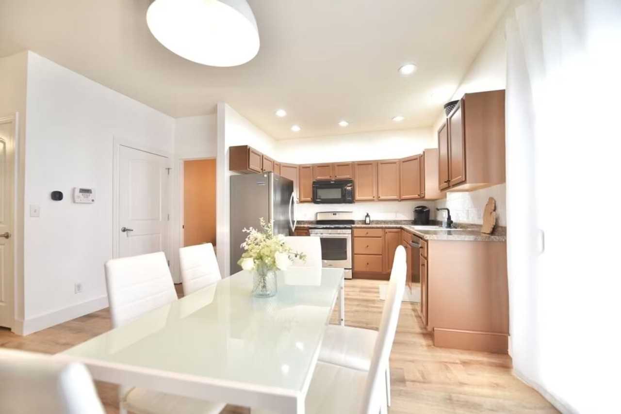 380 Market Pl - Photo 3 of 18