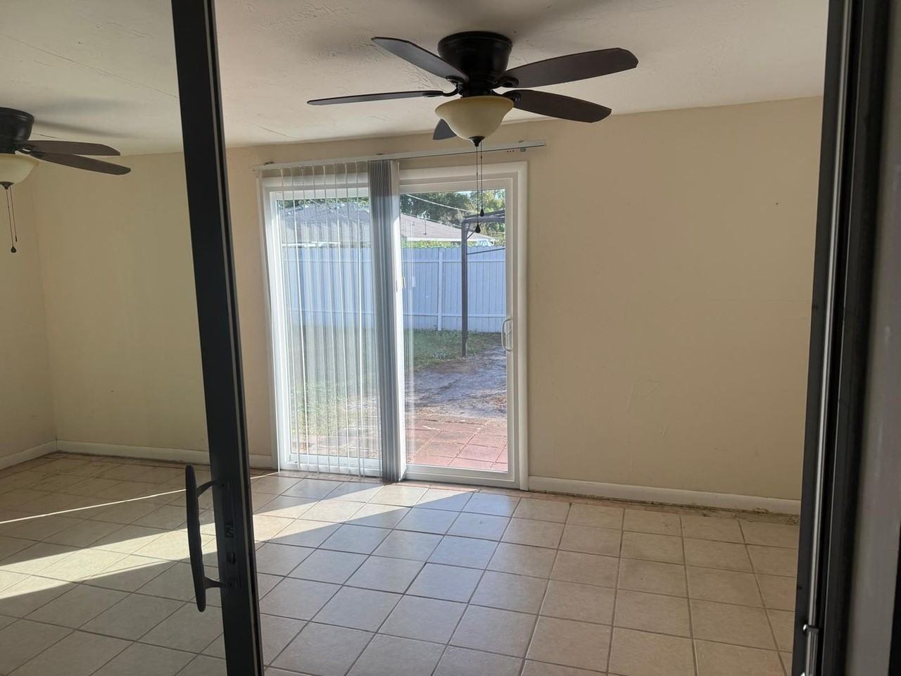 517 Southeast 23rd Place - Photo 2 of 11