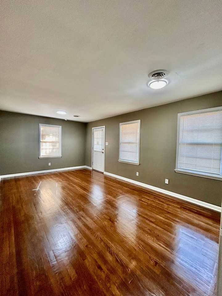 3310 N Watkins St - Photo 3 of 9