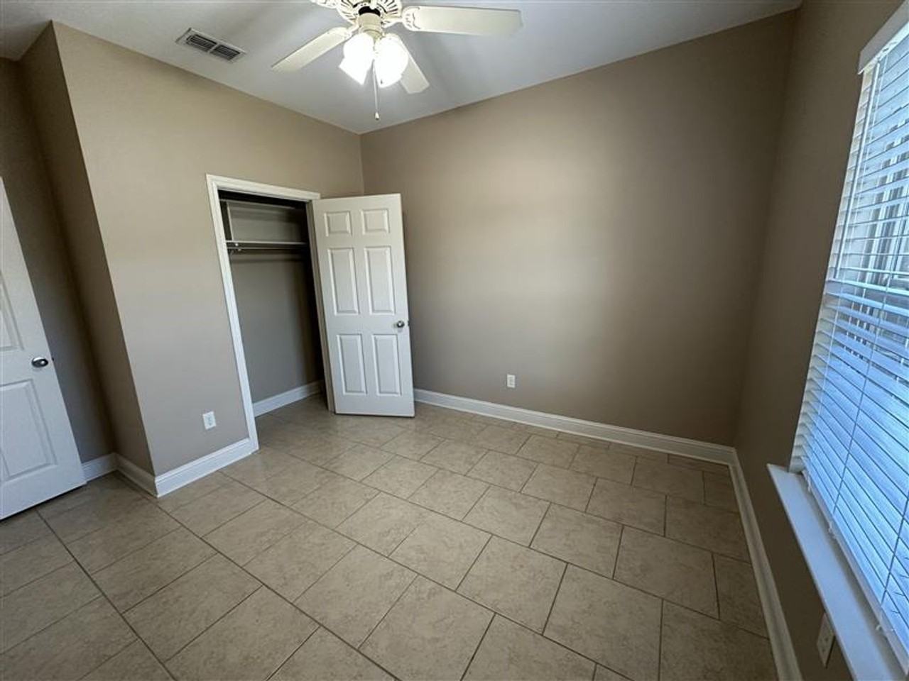 4046 Mobley Circle - Photo 4 of 24