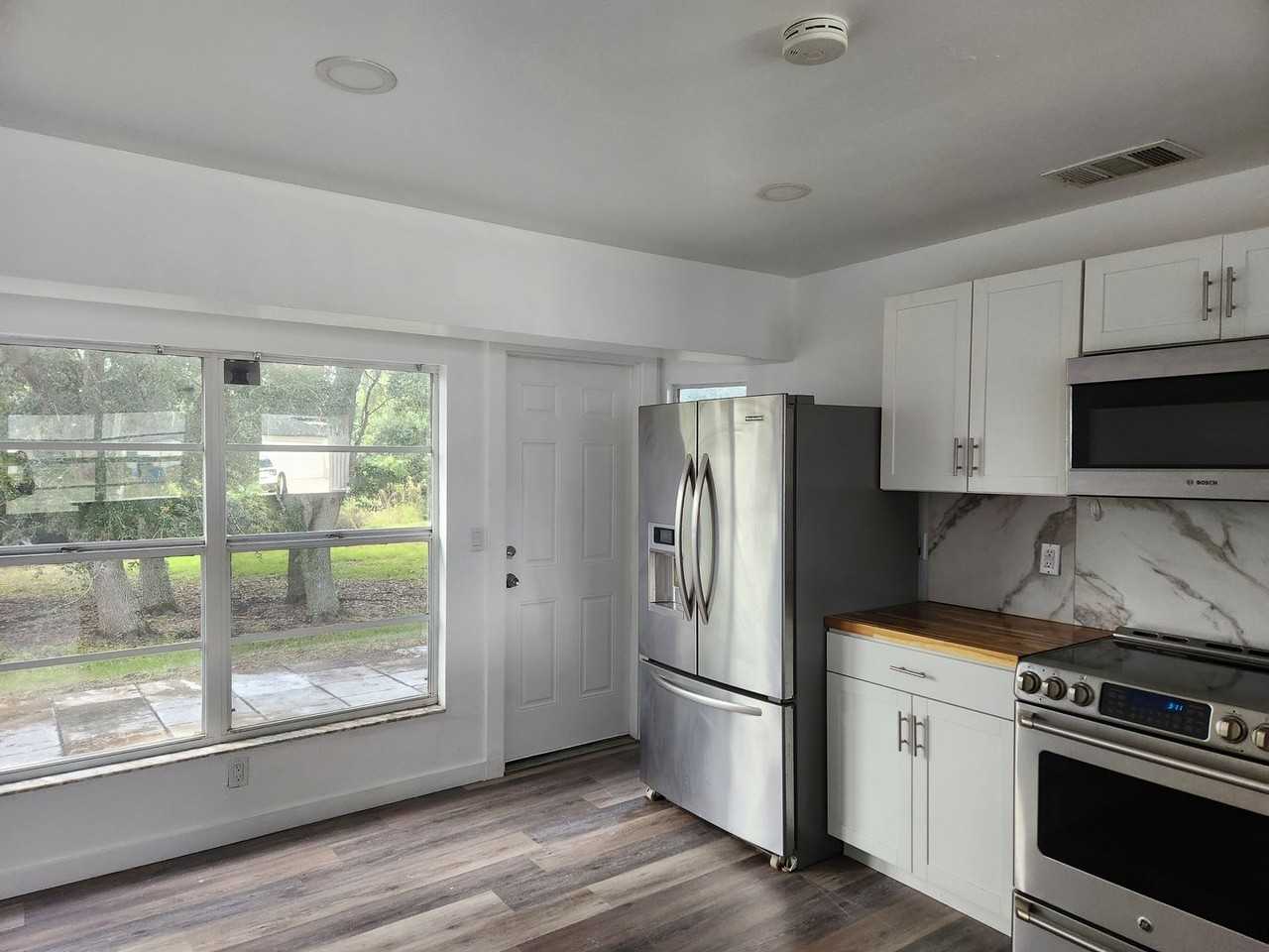 6143 Hester Ave - Photo 4 of 9