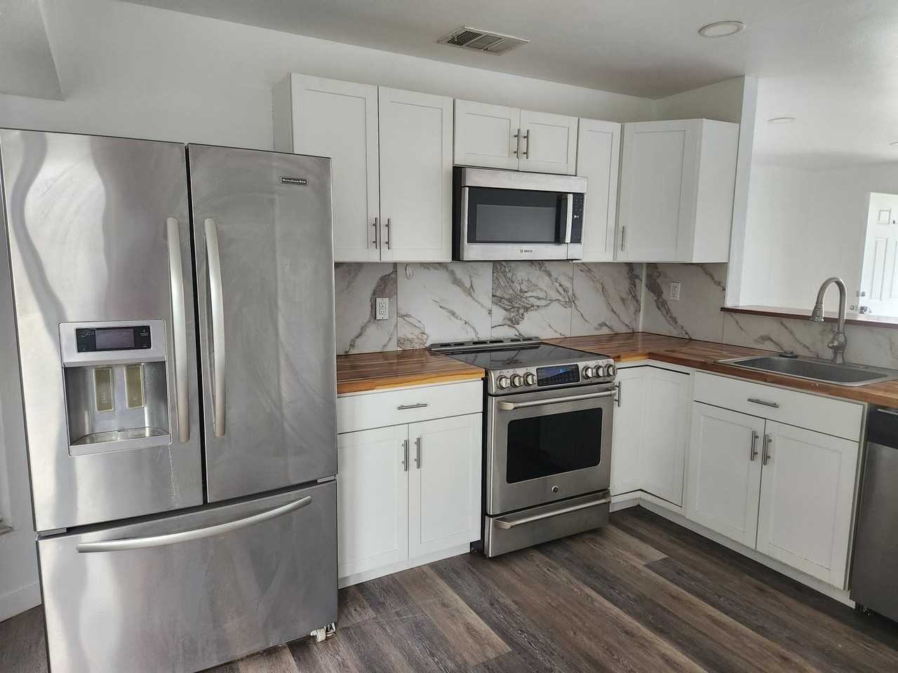 6143 Hester Ave - Photo 5 of 9