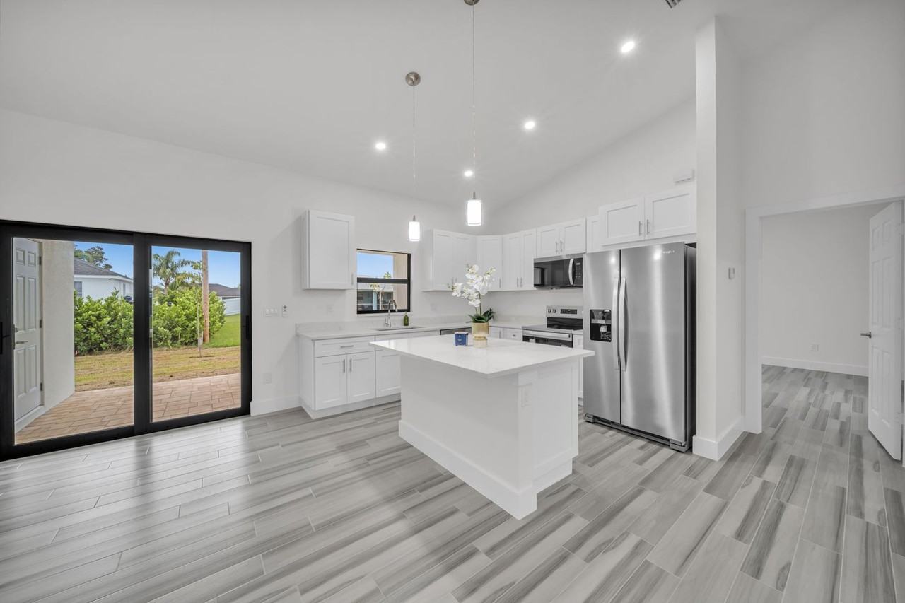 2836 Nw 5th Ter - Photo 3 of 38