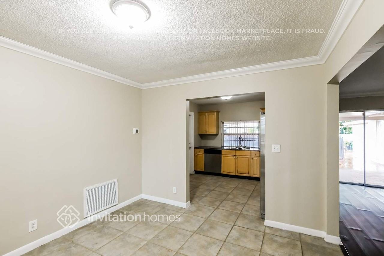 1501 N 46th Ave - Photo 5 of 17