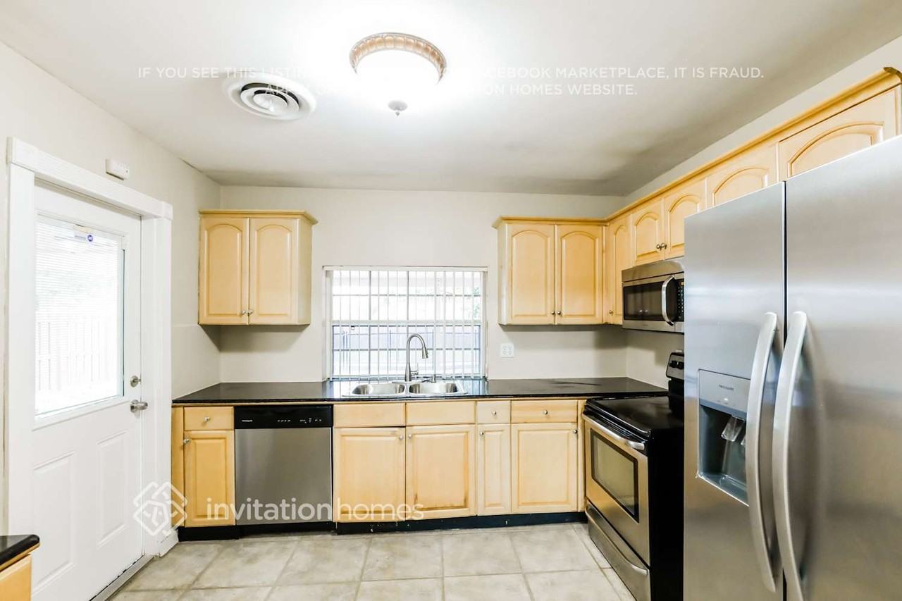 1501 N 46th Ave - Photo 7 of 17