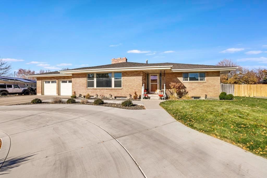 216 Diana Dr - Photo 3 of 16