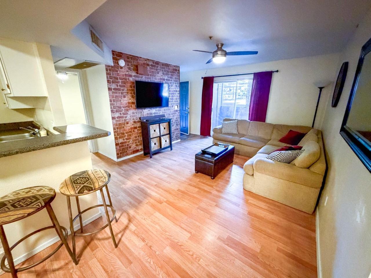 1385 West University Avenue