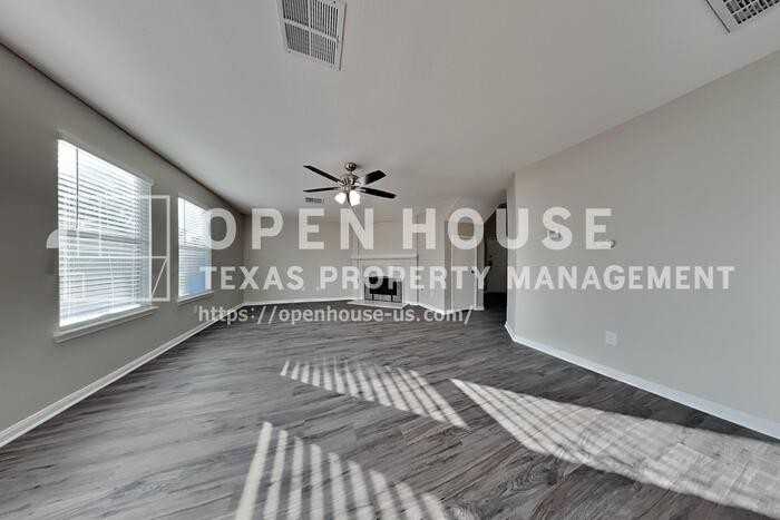 32339 Summer Park Ln - Photo 5 of 21