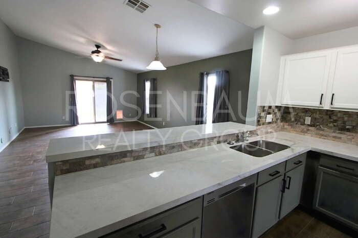 16755 W Desert Bloom St - Photo 5 of 19