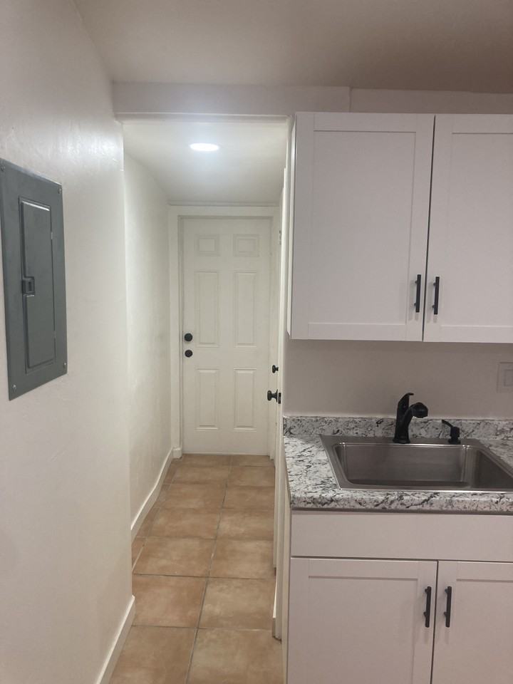 2701 N Martin Ave #2 - Photo 4 of 15