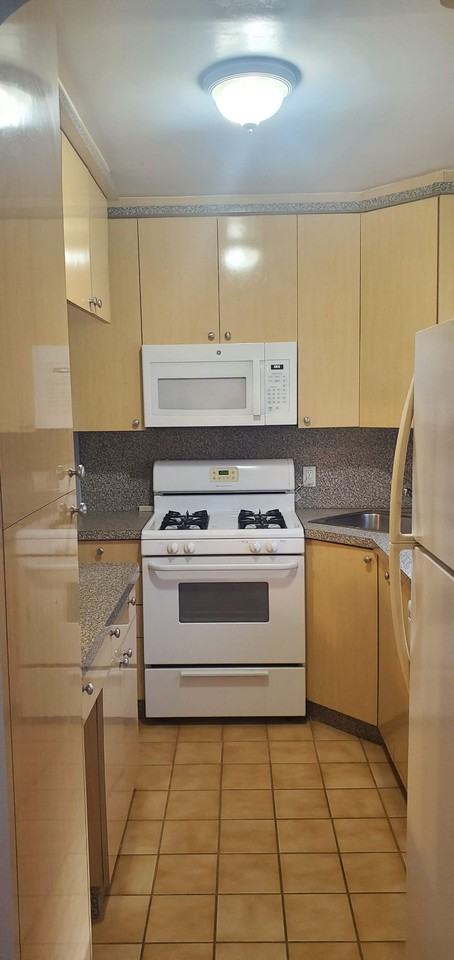 196 196 38 Pompeii Avenue #1D - Photo 5 of 33