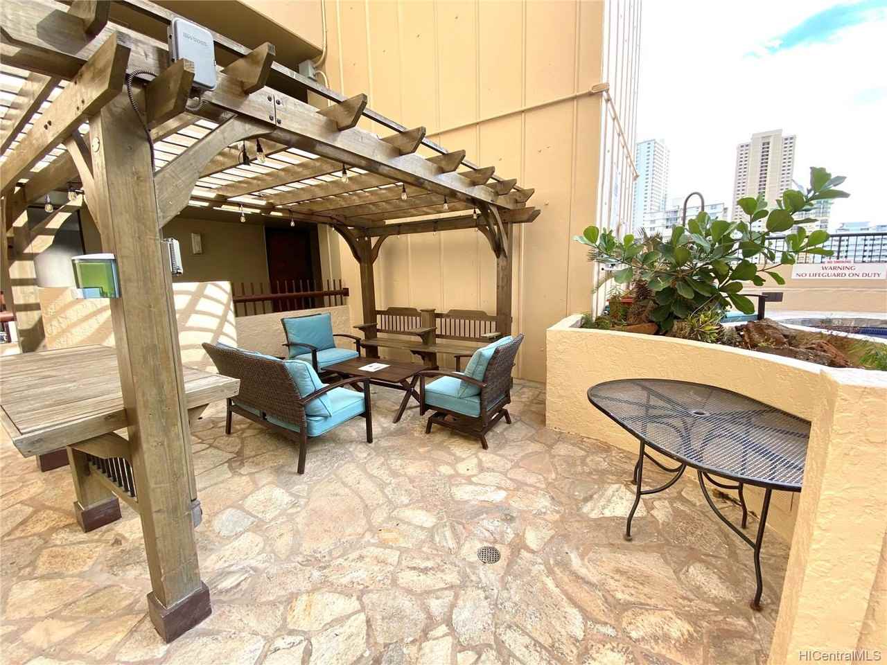 320 Liliuokalani Ave #1403 - Photo 3 of 21